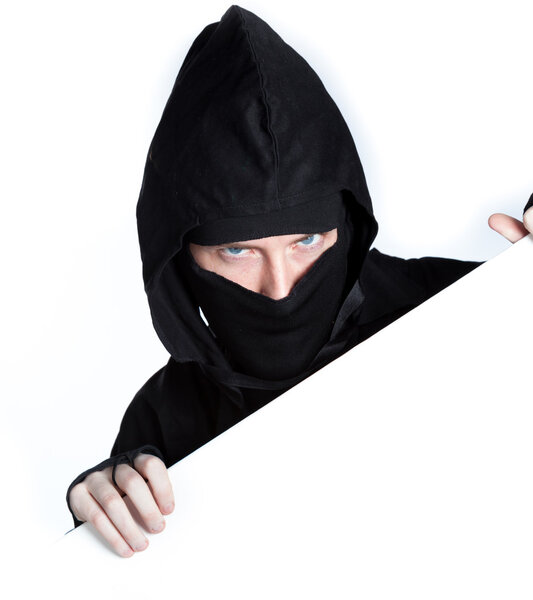 Привлекательный кавказский мужчина позирует в студии
