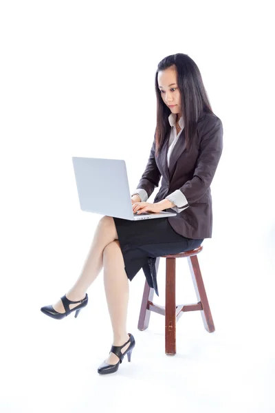 Atractiva chica asiática posando sobre fondo blanco — Foto de Stock