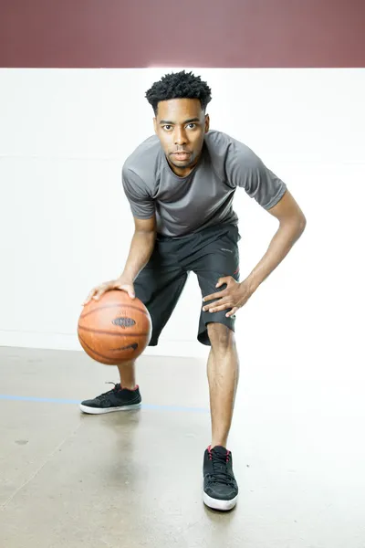Привабливий афроамериканський баскетболіст — стокове фото