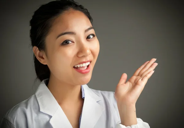 Aantrekkelijke Aziatisch meisje poseren in studio — Stockfoto