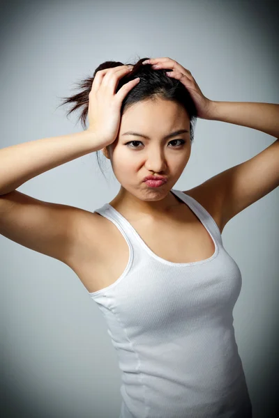 Atrakcyjny azjatycki dziewczyna pozuje w studio — Zdjęcie stockowe