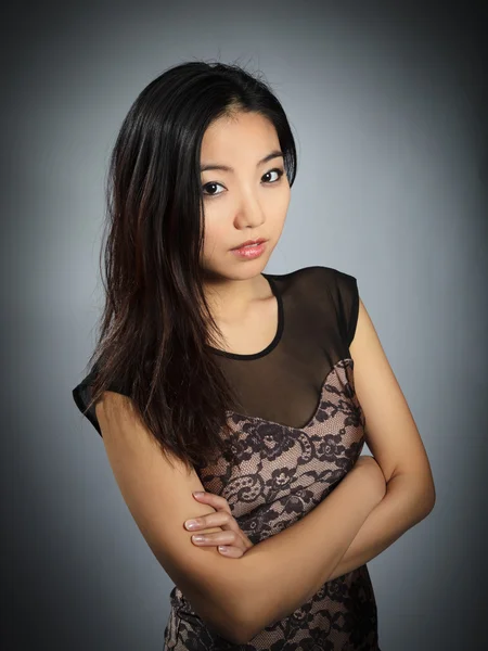 スタジオでポーズをとって、魅力的なアジアの少女 — ストック写真