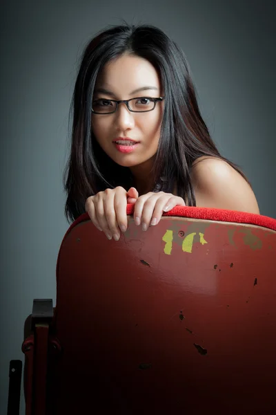 Atraente asiático menina posando em estúdio — Fotografia de Stock