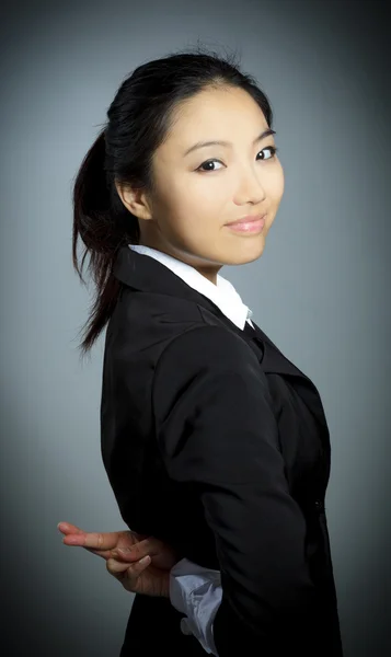 Aantrekkelijke Aziatisch meisje poseren in studio — Stockfoto