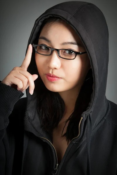 Atractiva chica asiática posando en estudio — Foto de Stock