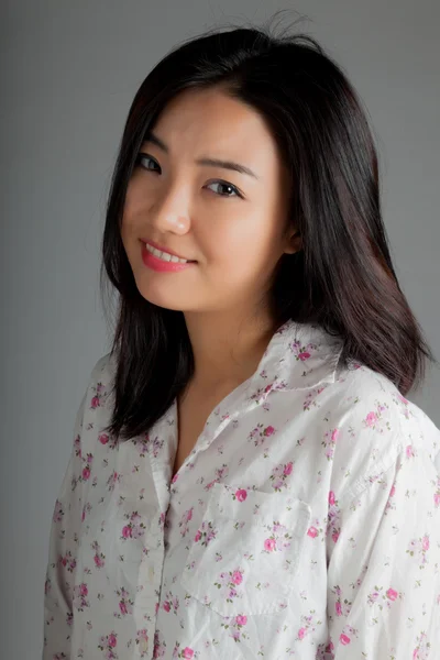 Stüdyoda poz çekici Asyalı kız — Stok fotoğraf