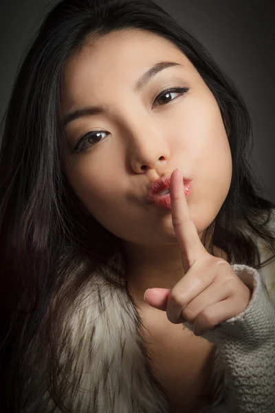 Aantrekkelijke Aziatisch meisje poseren in studio — Stockfoto