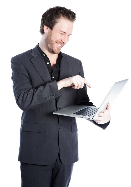 Attraktiva kaukasiska affärsman leende och tittar på en bärbar dator — Stockfoto