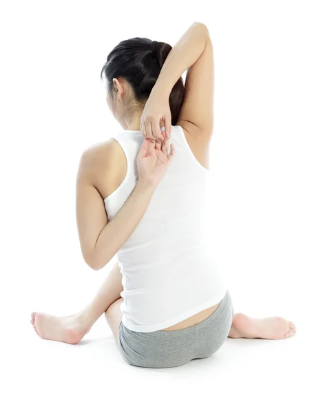 Atractiva chica asiática haciendo ejercicios de yoga — Foto de Stock