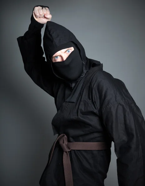 Attraente uomo caucasico in una tuta ninja — Foto Stock