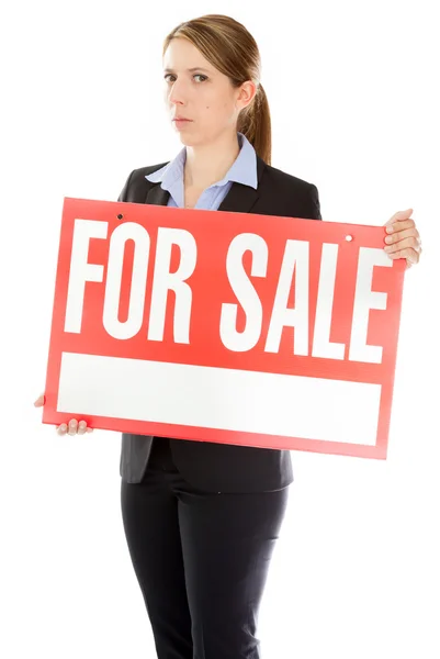 Attraktive kaukasische Geschäftsfrau mit Schild zum Verkauf — Stockfoto