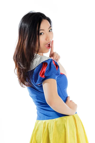 Atraente menina asiática em um vestido bonito e mostra um sinal silenciosamente — Fotografia de Stock