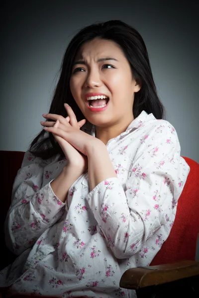 Aantrekkelijke Aziatisch meisje poseren in studio — Stockfoto