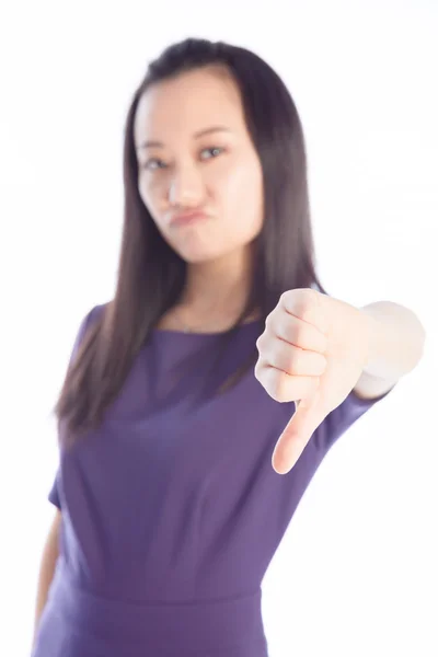 Menina asiática atraente posando no fundo branco — Fotografia de Stock