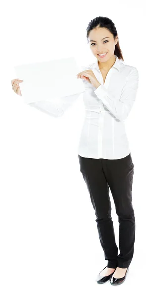 Atractiva chica asiática posando en estudio — Foto de Stock