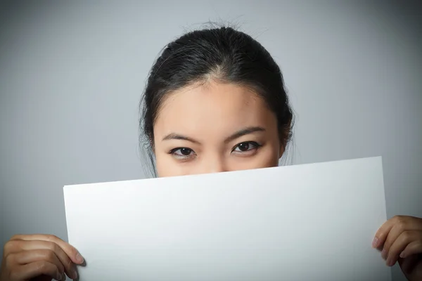 Attraktiv asiatisch mädchen posiert im studio — Stockfoto