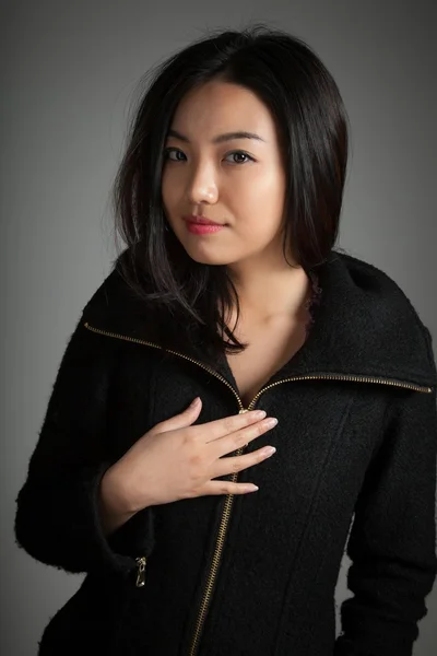 Atractiva chica asiática posando en estudio —  Fotos de Stock