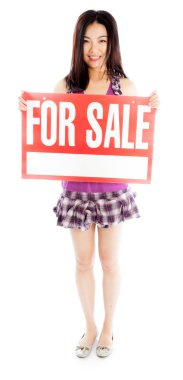 Emlakçı Satılık afiş tutarak