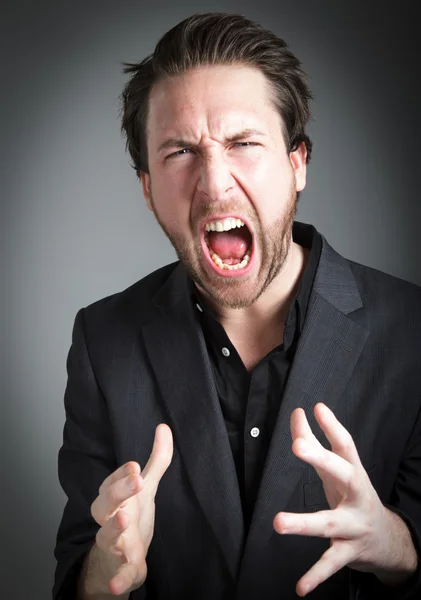 Aantrekkelijke Kaukasische man schot in studio — Stockfoto