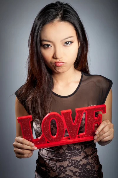 Aantrekkelijke Aziatisch meisje poseren in studio — Stockfoto
