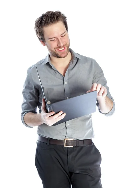 Atractivo hombre de negocios caucásico sonriendo y leyendo documentos en una carpeta — Foto de Stock