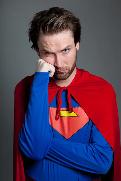 Attraente uomo caucasico con una vista mirata e indossa un costume Superman — Foto Stock