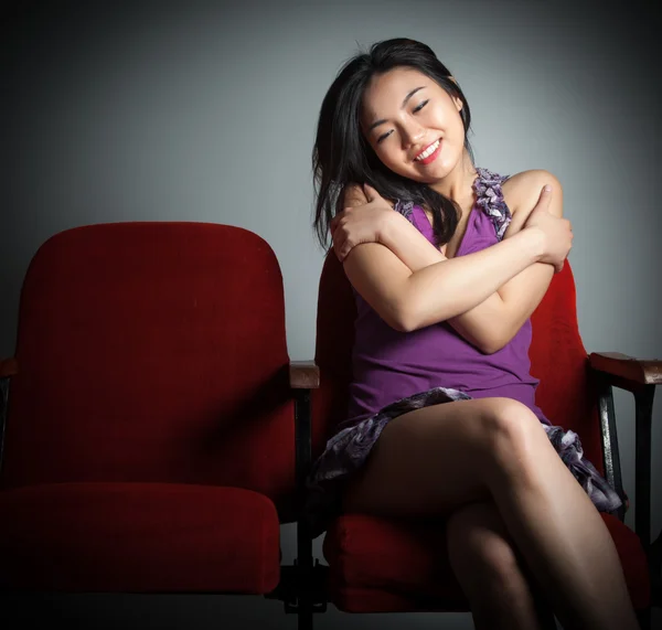Attraente ragazza asiatica 20s al teatro isolare sfondo bianco — Foto Stock