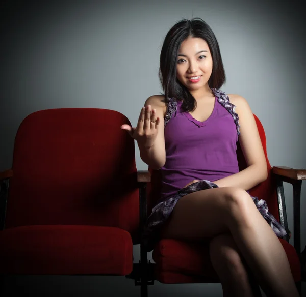 Atraente menina asiática 20s no teatro isolar fundo branco — Fotografia de Stock
