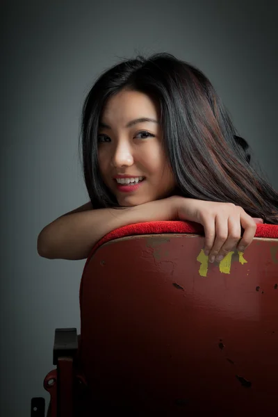 Attraktiva asiatisk tjej 20s på theatre isolera vit bakgrund — Stockfoto