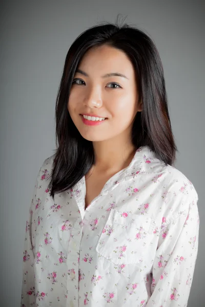 Привлекательная азиатская девушка 20 лет снята в студии — стоковое фото