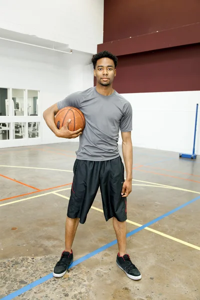 Привабливий афроамериканський баскетболіст — стокове фото