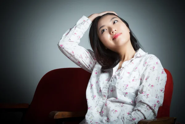 Attraktive asiatische Mädchen 20er Jahre im Theater isolieren weißen Hintergrund — Stockfoto