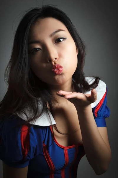Attraktiva asiatisk tjej poserar i studio — Stockfoto