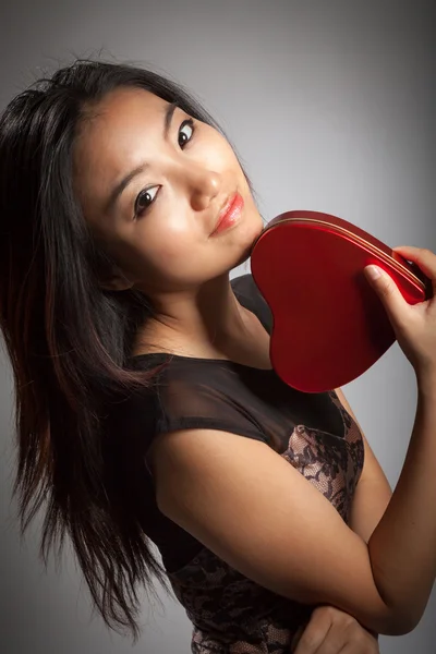 スタジオでポーズをとって、魅力的なアジアの少女 — ストック写真