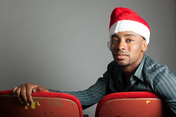 Aantrekkelijke Afro-Amerikaanse man poseren in studio — Stockfoto