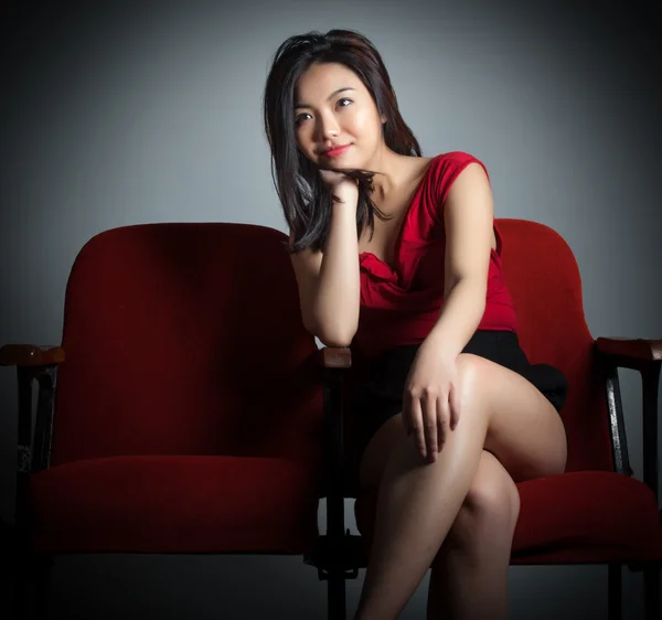 Attraente ragazza asiatica 20s al teatro isolare sfondo bianco — Foto Stock