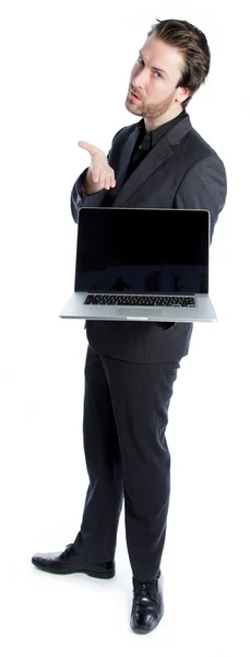 Empresário caucasiano atraente mostrando um laptop — Fotografia de Stock