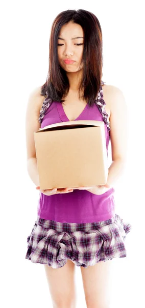 Привлекательная азиатка с коробкой в руках — стоковое фото