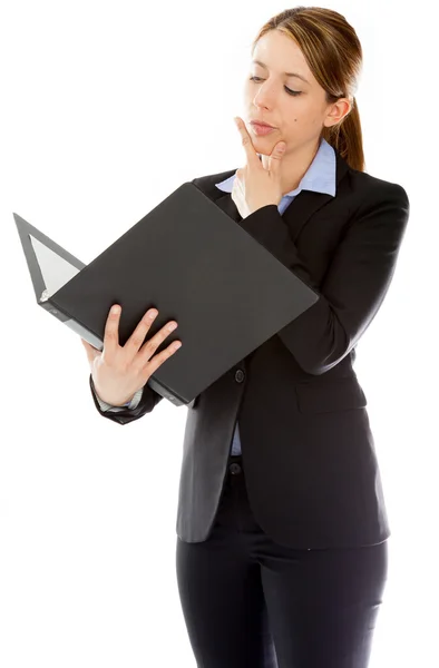 Empresária caucasiana atraente lendo documentos em uma pasta — Fotografia de Stock