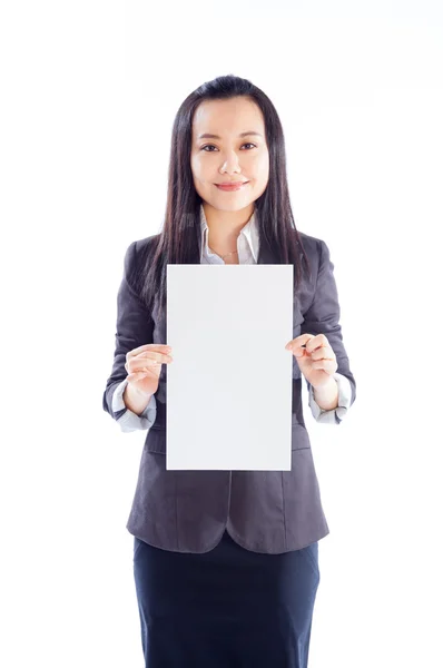 Empresaria sosteniendo hoja de papel en blanco — Foto de Stock