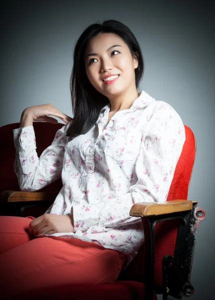 Attraktiva asiatisk tjej 20s på theatre isolera vita bak — Stockfoto