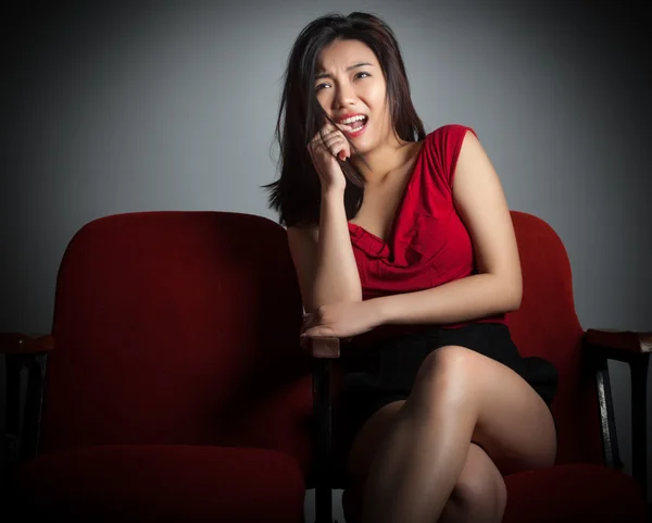 Привлекательная азиатка 20-ти лет в театре изолирует белую спинку — стоковое фото