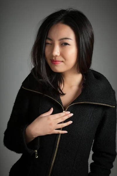 Attraente ragazza asiatica 20 anni girato in studio — Foto Stock