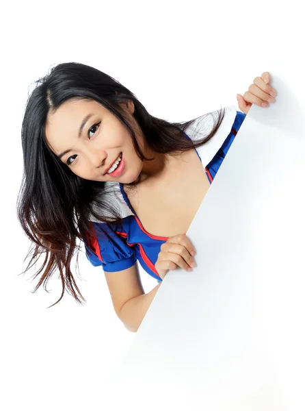 Attraktiva asiatisk tjej hålla tomt pappersark — Stockfoto