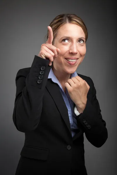 Attraktiva kaukasiska flicka pekande finger upp — Stockfoto