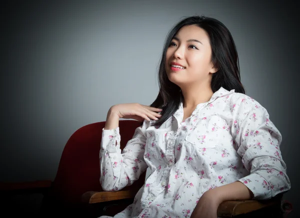 Привлекательная азиатка 20-ти лет в театре изолирует белую спинку — стоковое фото