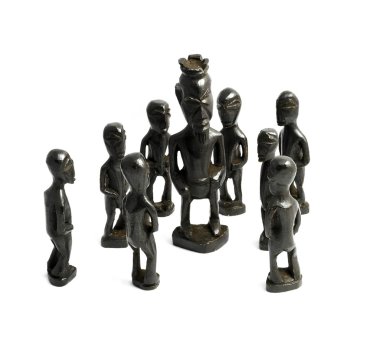 Beyaz bir arka plan üzerinde izole kral etrafında Afrika heykelleri