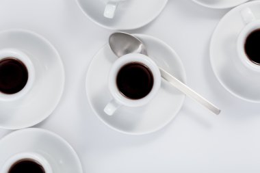 Beyaz arkaplanda izole edilmiş espresso bardakları