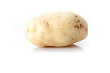 Beyaz arka planda izole edilmiş patates