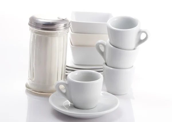 Beyaz arka planda izole edilmiş espresso bardakları ve çay tabakları. — Stok fotoğraf